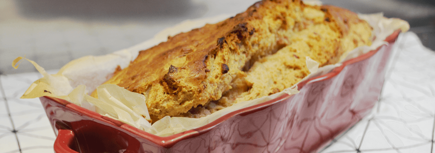 Photo d'un cake aux oignons et aux lardons dans un plat rouge.