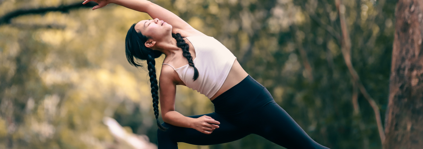 Mulher Mar Yoga Duas Mulheres Felizes Meditando Em Pose De Ioga Na Praia  Oceano E Montanhas Rochosas Motivação E Ajuste Inspirador E Exercício De  Estilo De Vida Saudável Ao Ar Livre No