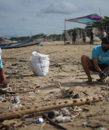 Photo de personnes nettoyant les plages.