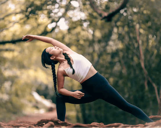 Photo d'une femme faisant du yoga en foret.